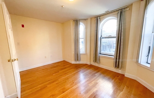 3 beds, 1 bath, 750 sqft, $4,600, Unit 204