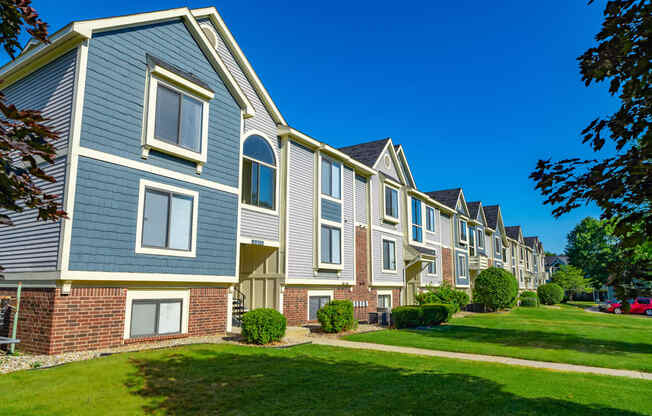 Rolling Green Lawns at North Pointe Apartments, Indiana