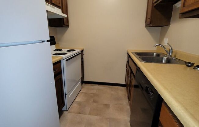 2 beds, 1 bath, $750, Unit 4