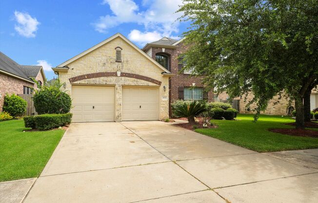 Welcome to this gorgeous 4-bedroom home nestled in the heart of Riverstone!