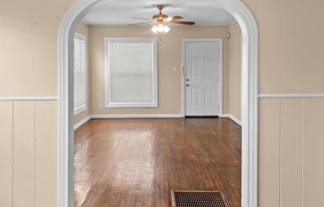 Charming 2 Bed 1 Bath Home, Close to Everything!
