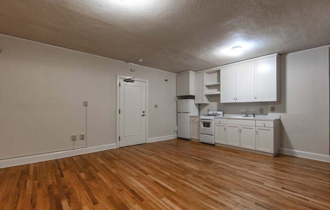Studio, 1 bath, 370 sqft, $1,150, Unit 102