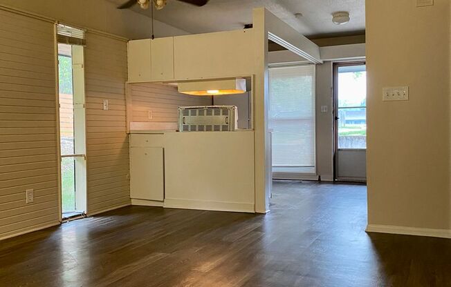 2 beds, 1 bath, 764 sqft, $855, Unit 13B