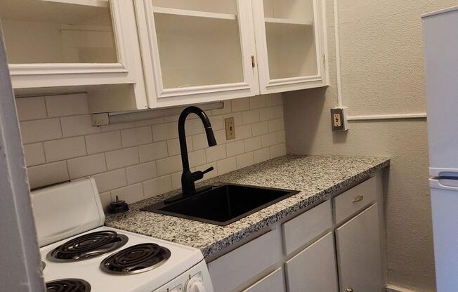 1 bed, 1 bath, 698 sqft, $925, Unit 16