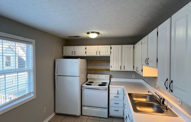 3 beds, 1 bath, 900 sqft, $1,250, Unit 04