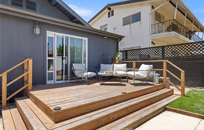 1583 W 48 ST