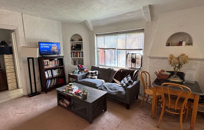 Tudor Hall~ Shadyside on the boarder of Oakland and Bloomfield~ convenient walkable location
