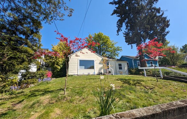 Updated 3 Bedroom Charmer in the Heart of DT Bremerton!