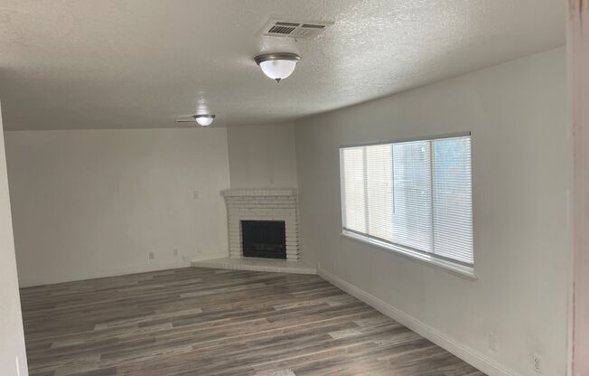 3 BEDROOM 2 BATH, DOWNSTAIRS UNIT, NO CARPET, WITH WASHER AND DRYER, NEAR NELLIS AFB!