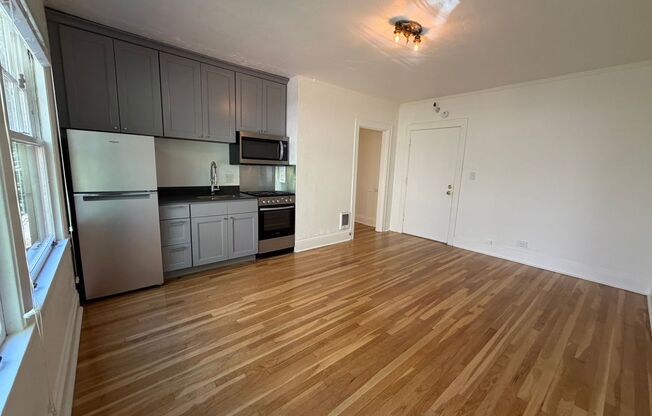 Studio, 1 bath, 320 sqft, $1,149, Unit 05
