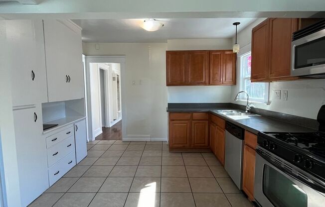 3 beds, 1 bath, 900 sqft, $3,995, Unit 01