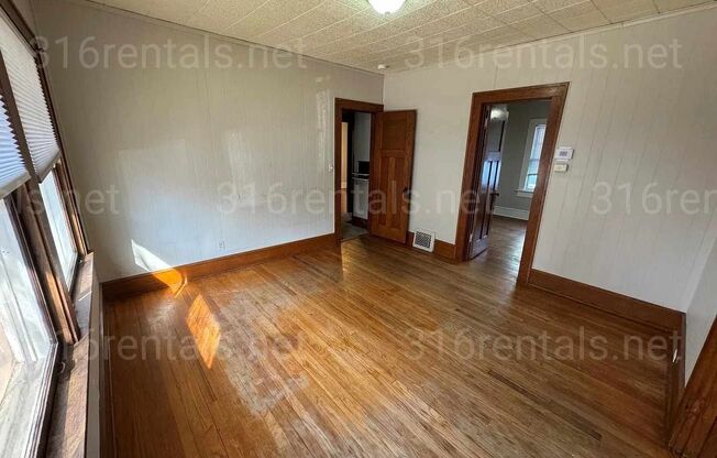 $1,095 - 2 bedroom / 1 bathroom - Single Family Home in College Hill