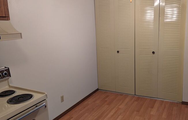 2 beds, 1 bath, 970 sqft, $1,199, Unit FB   4037