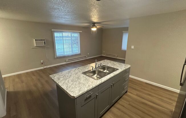 3 beds, 1 bath, $995, Unit 1