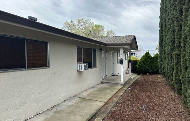 SINGLE-STORY RENTAL OPPORTUNITY! AMPLE SQUARE FOOTAGE. 2 BEDROOM/1 BATHROOM! LARGE COUNTRY KITCHEN!