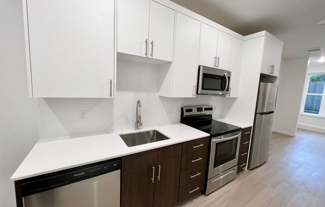 Studio, 1 bath, 553 sqft, $1,350, Unit 109