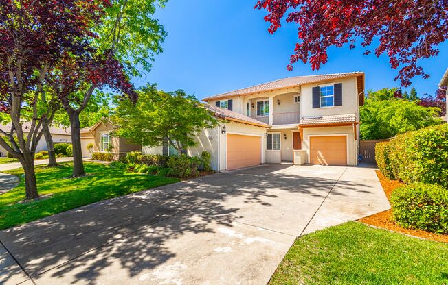 Spacious Folsom Parkway Home Near The Back of a Court