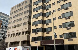Foggy Bottom Spacious Studio w/Solarium Close to GWU, World Bank, GW Hospital