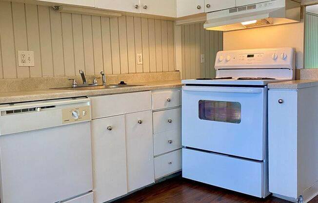 2 beds, 1 bath, 764 sqft, $825, Unit 11C