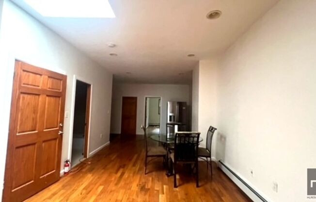 3 beds, 1 bath, $3,600, Unit 3