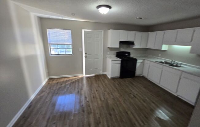 2 beds, 1.5 baths, 1,050 sqft, $1,395, Unit Unit B