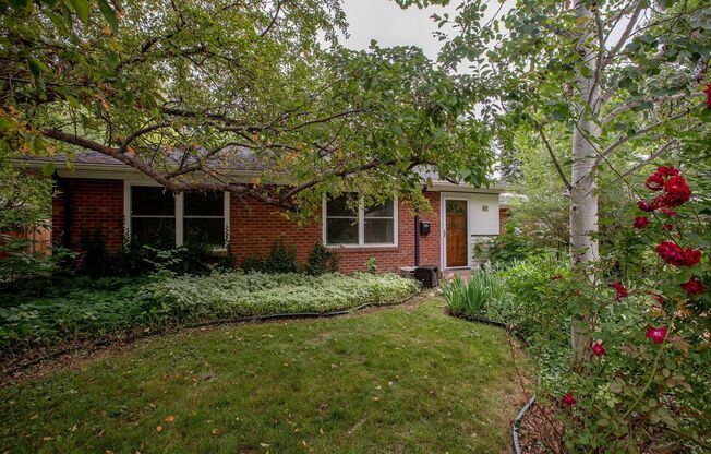 Charming 3 bedroom/2 bathroom Single Family Home!