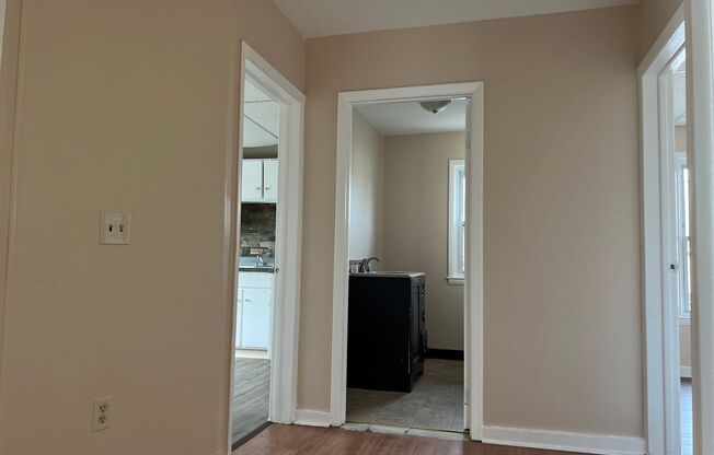 3 beds, 1 bath, $1,350, Unit 98 Lime St UP