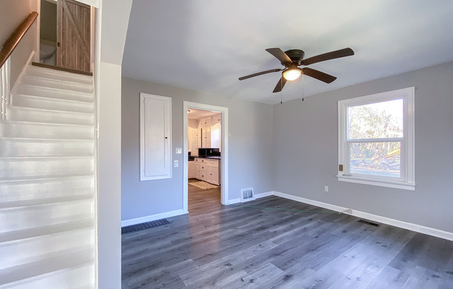 Beautiful Country Living 4 Bed + 1 Bath!! Updated House with tons of Charm! Washer and Dryer Hookups