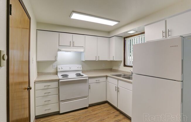 2 beds, 1 bath, 920 sqft, $1,550, Unit TH-10*