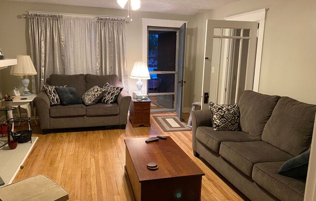 2 beds, 1 bath, 100 sqft, $1,050