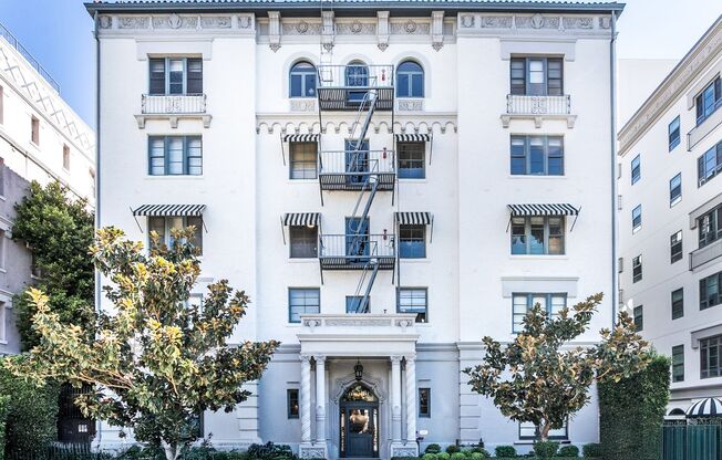 Studio, 1 bath, 300 sqft, $1,900, Unit Garden 1FL