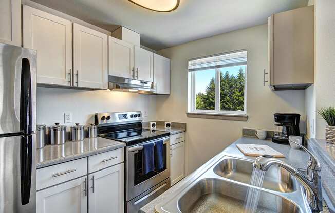 Tacoma Apartments- Heatherstone Apartments- kitchen