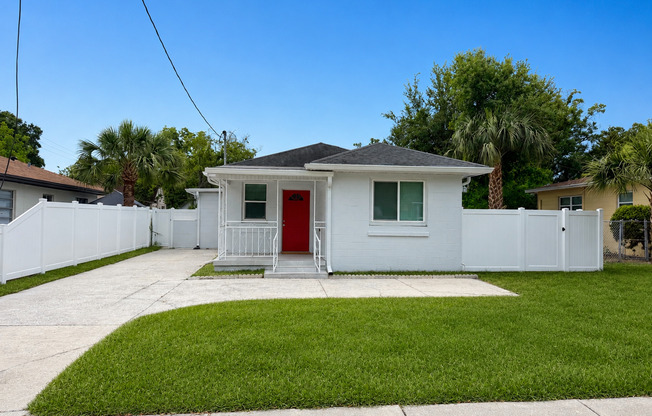 Charming 4-Bed Home with Bonus Room in Tampa! Landscaping/Utilities Included. Available Now!!