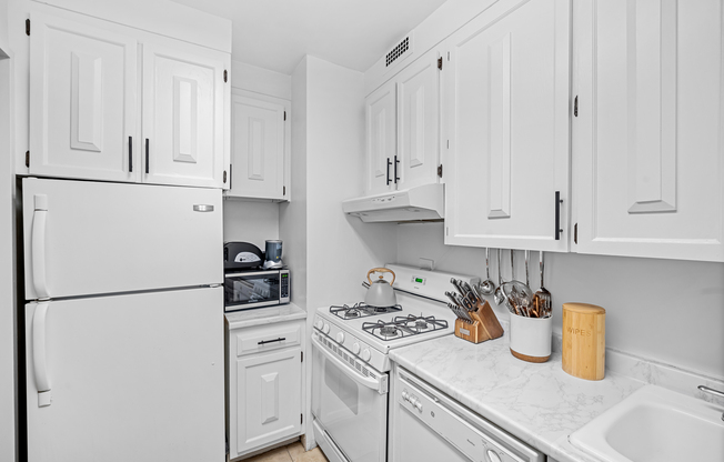 Studio, 1 bath, $3,800, Unit 23F