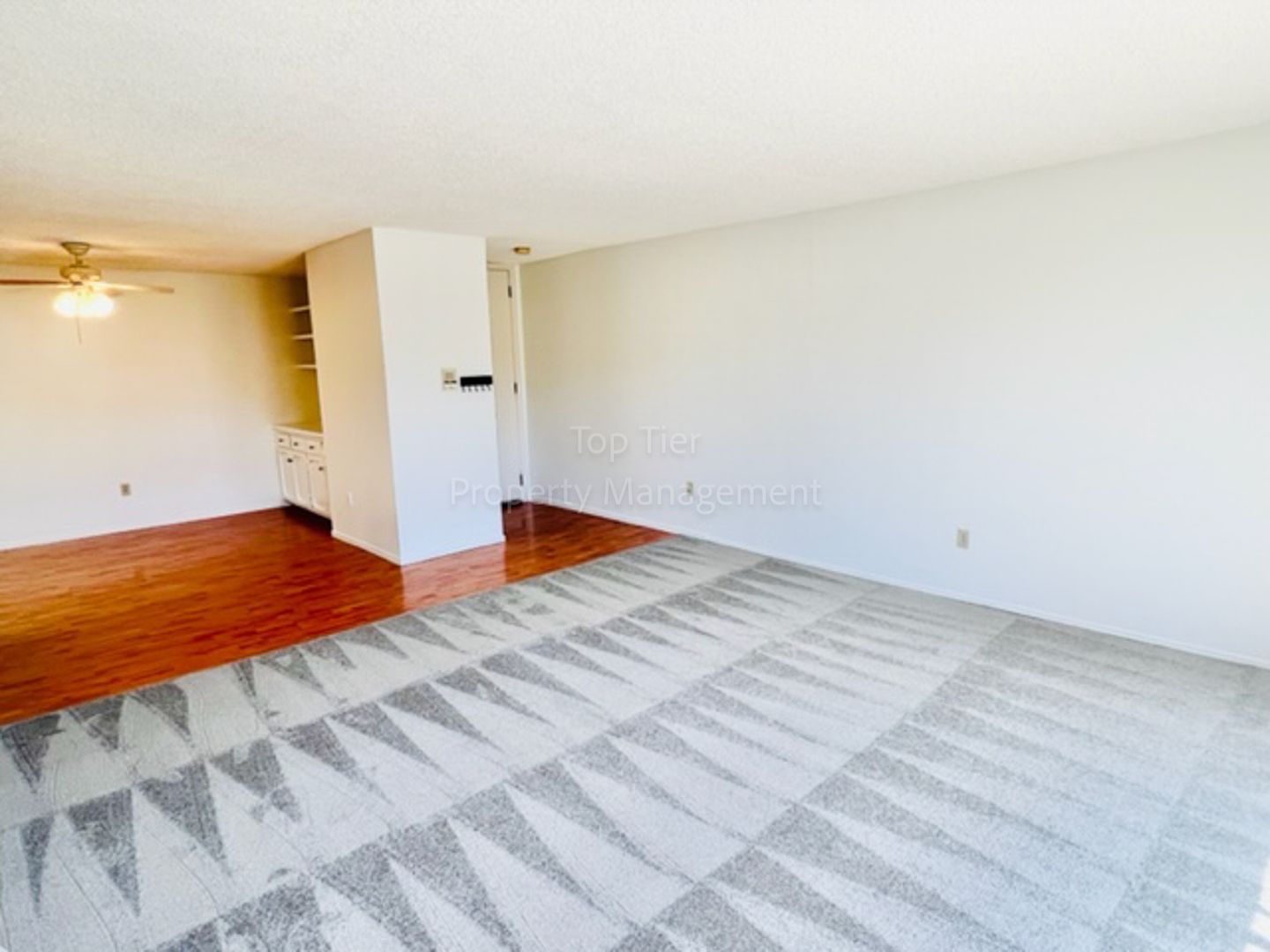 Very nice 2 Bd/2 Ba, 1180sf end-unit Condominium unit in University Heights available 07/15 for lease!