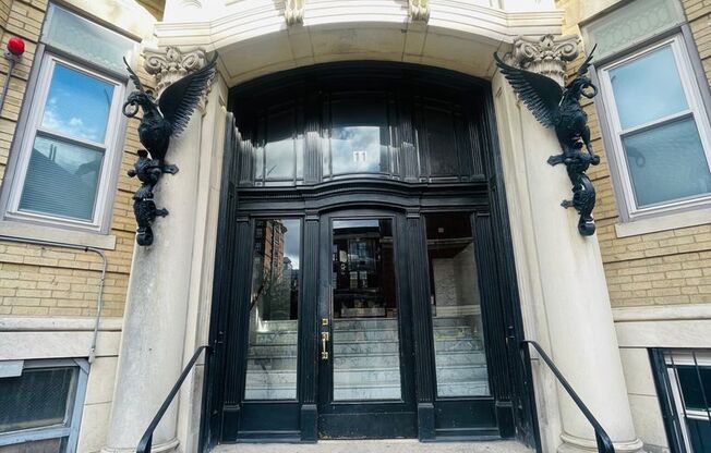 2 beds, 1 bath, 617 sqft, $2,575, Unit 38