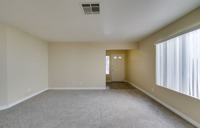 SUMMERLIN, SPACIOUS, 4 BED HOME WHITH A LARGE BACKYARD