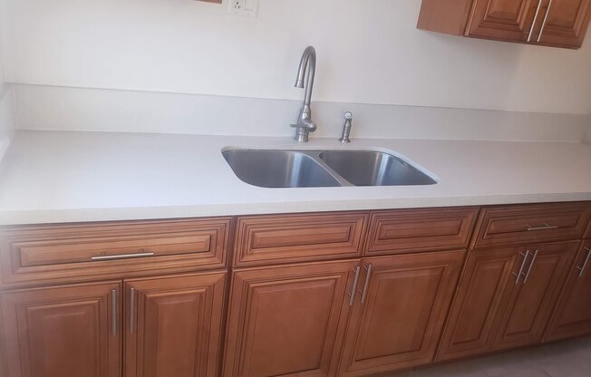 1005 E 2 ST