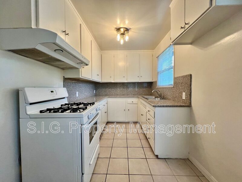 627 1/2 W GLENOAKS BLVD