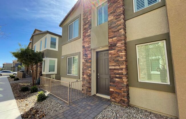 2 Story Townhome in Gated Community!