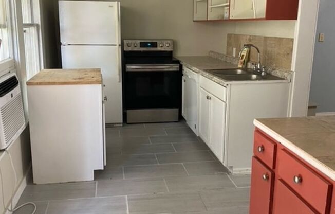 3 beds, 1 bath, $1,900, Unit Unit B