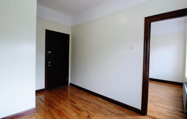 3 beds, 1 bath, $4,200, Unit 4