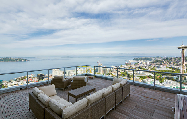 Luxurious 1Bed Condo w/ Den! Welcome to Insignia! Available Mid July