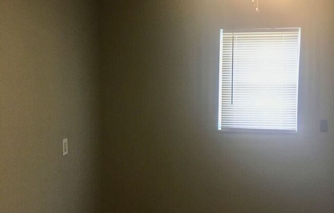 Cute 2 Bed/1 Bath HOUSE w/ yard!!