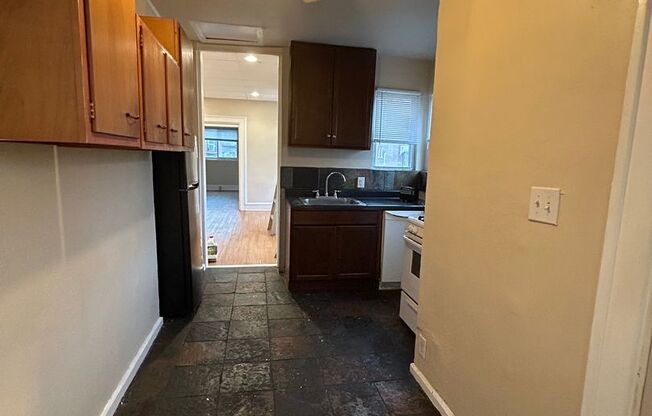 2 beds, 1 bath, $750, Unit 2F