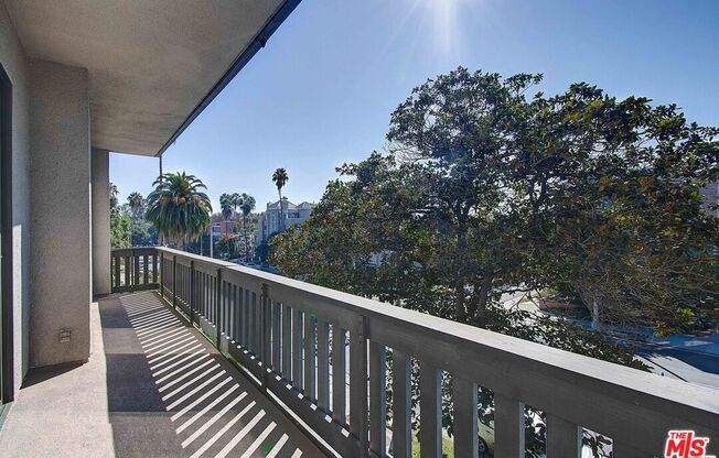 2324 S BEVERLY GLN BLVD