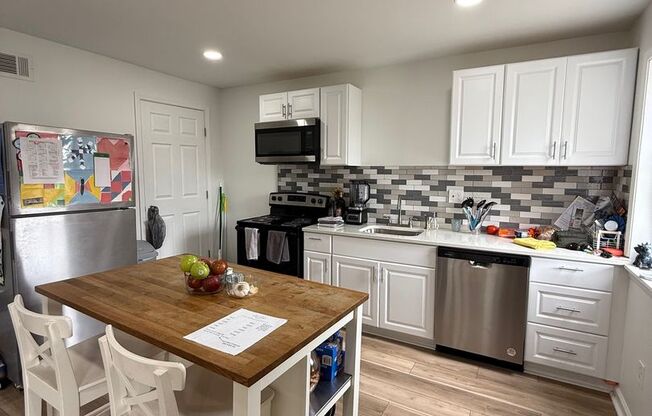 HOME FOR THE HOLIDAYS SPECIAL!-4 BEDROOM HOME IN FOX CHAPEL