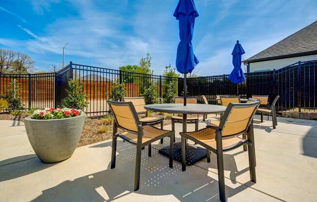 Outdoor dining at Canvas at Denton