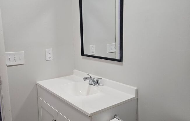 2 beds, 1 bath, 908 sqft, $835, Unit 5003 Sycamore