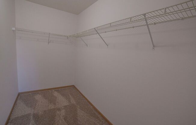 3 beds, 1 bath, 1,070 sqft, $965, Unit 1414-201
